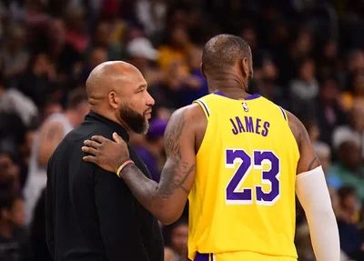 Darvin Ham e LeBron James conversam a beira da quadra na Ball Arena