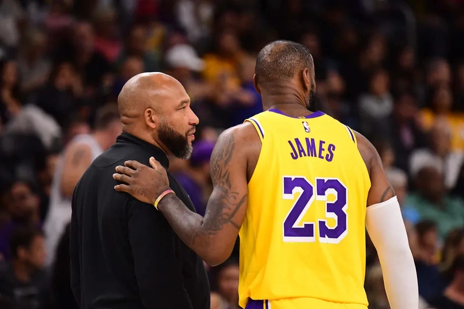 Darvin Ham e LeBron James conversam a beira da quadra na Ball Arena