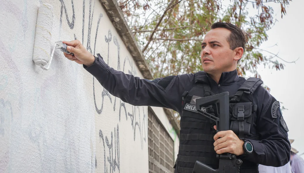 Delegado Charles Pessoa remove pichação do muro da UFPI