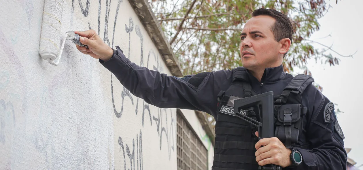 Delegado Charles Pessoa remove pichação do muro da UFPI