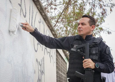 Delegado Charles Pessoa remove pichação do muro da UFPI