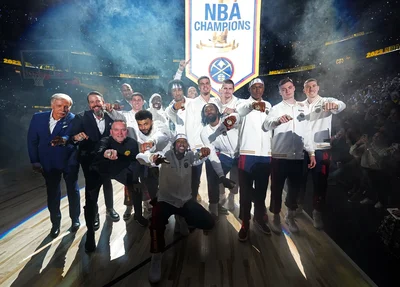 Denver Nuggets celebrando seu primeiro título da NBA na Ball Arena