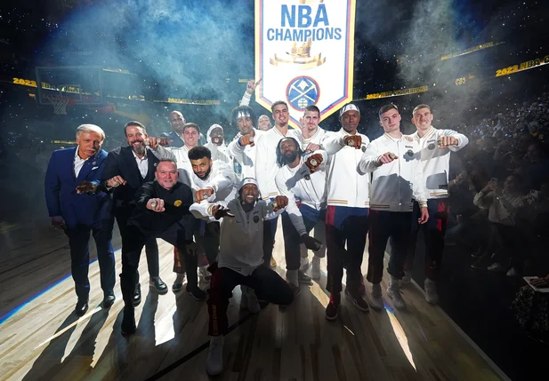 Denver Nuggets celebrando seu primeiro título da NBA na Ball Arena