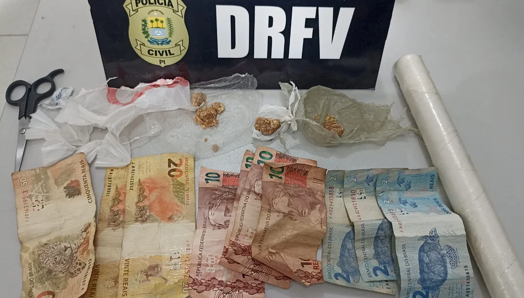 Dinheiro e material apreendidos na operação