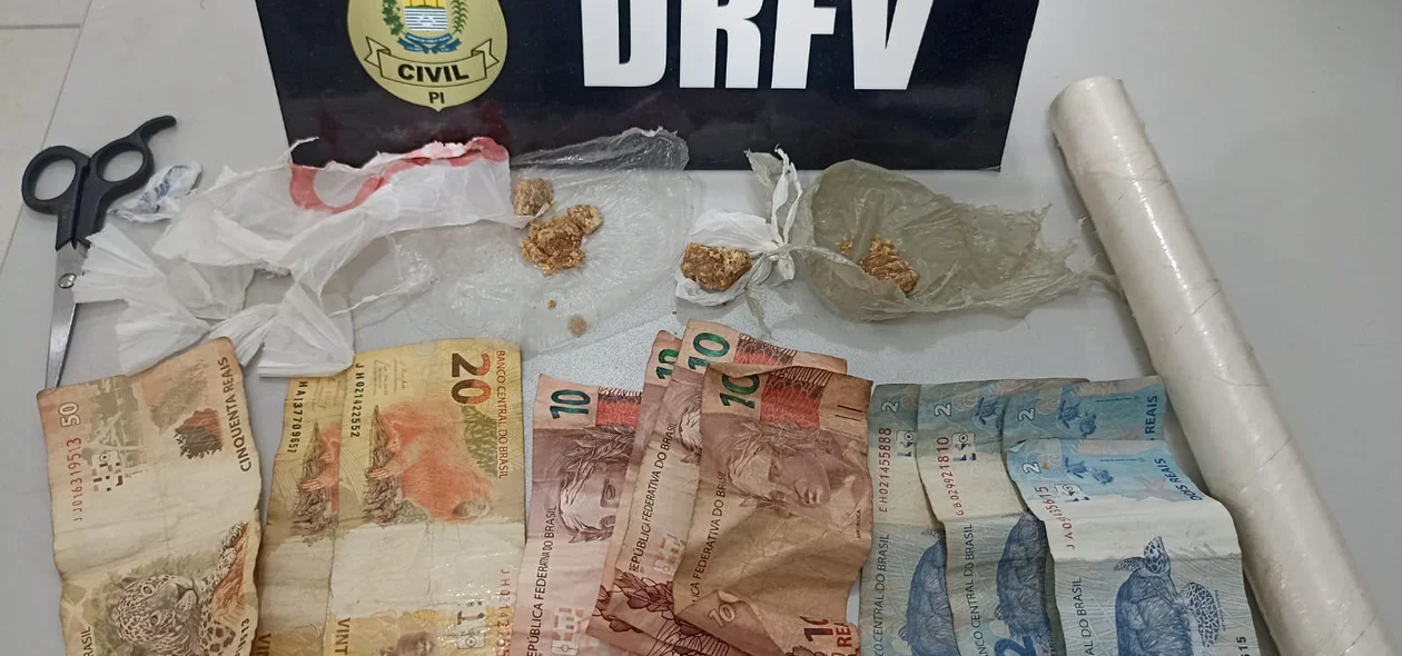 Dinheiro e material apreendidos na operação