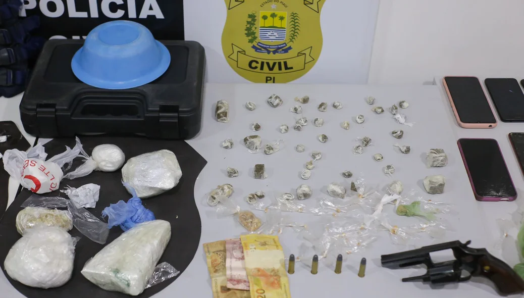 Drogas e arma apreendidas pelo DENARC