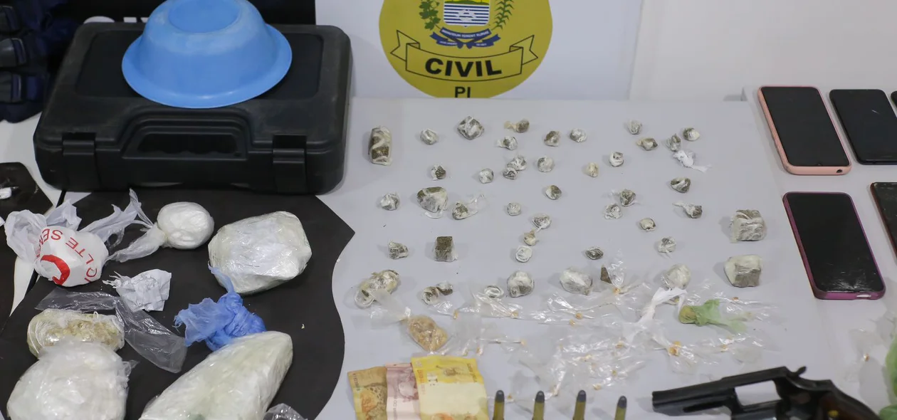 Drogas e arma apreendidas pelo DENARC