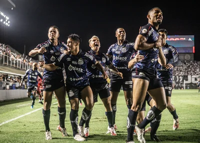 Elenco do Santos comemora gol