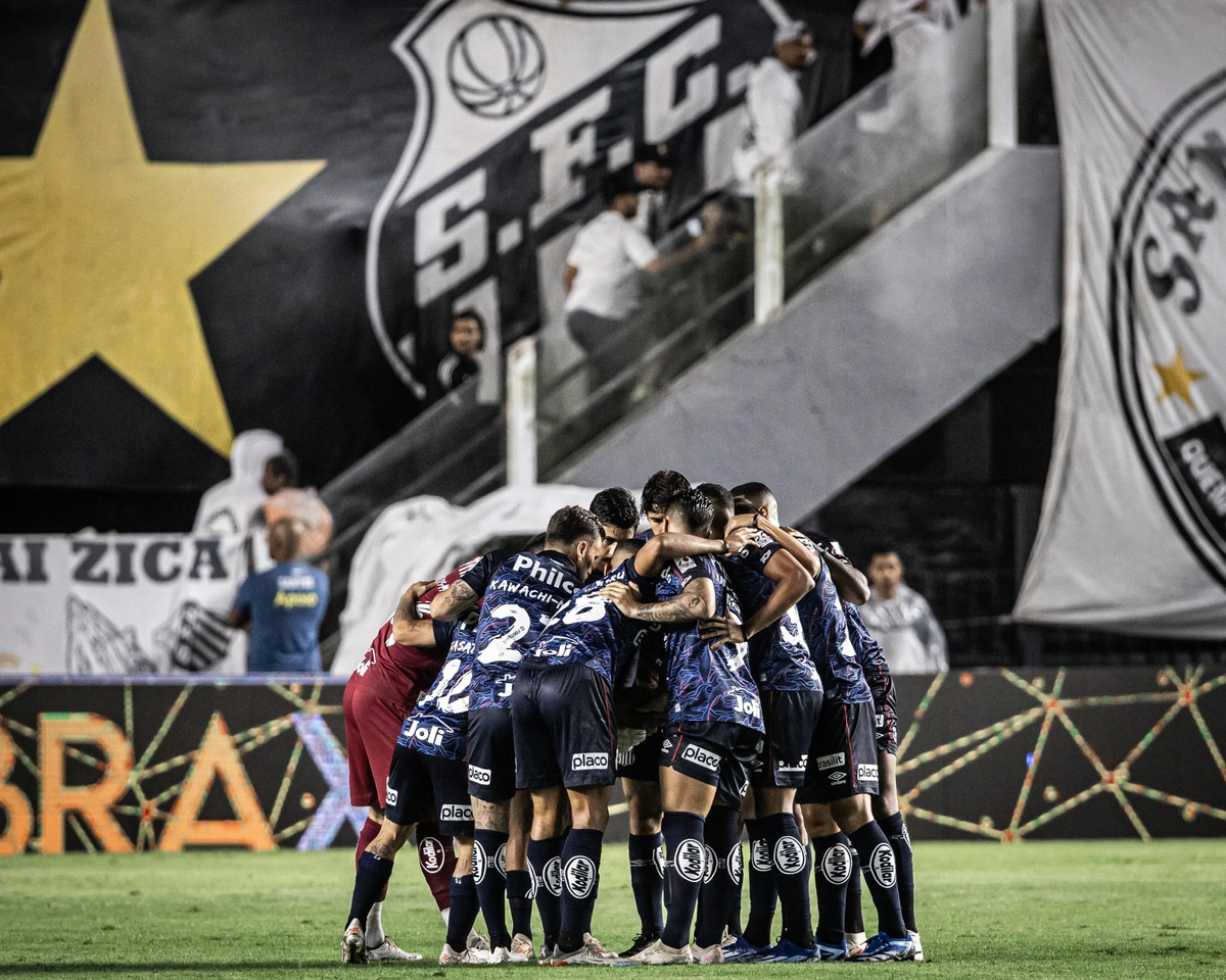 Elenco do Santos reunido após a vitória na Vila Belmiro