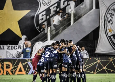 Elenco do Santos reunido após a vitória na Vila Belmiro