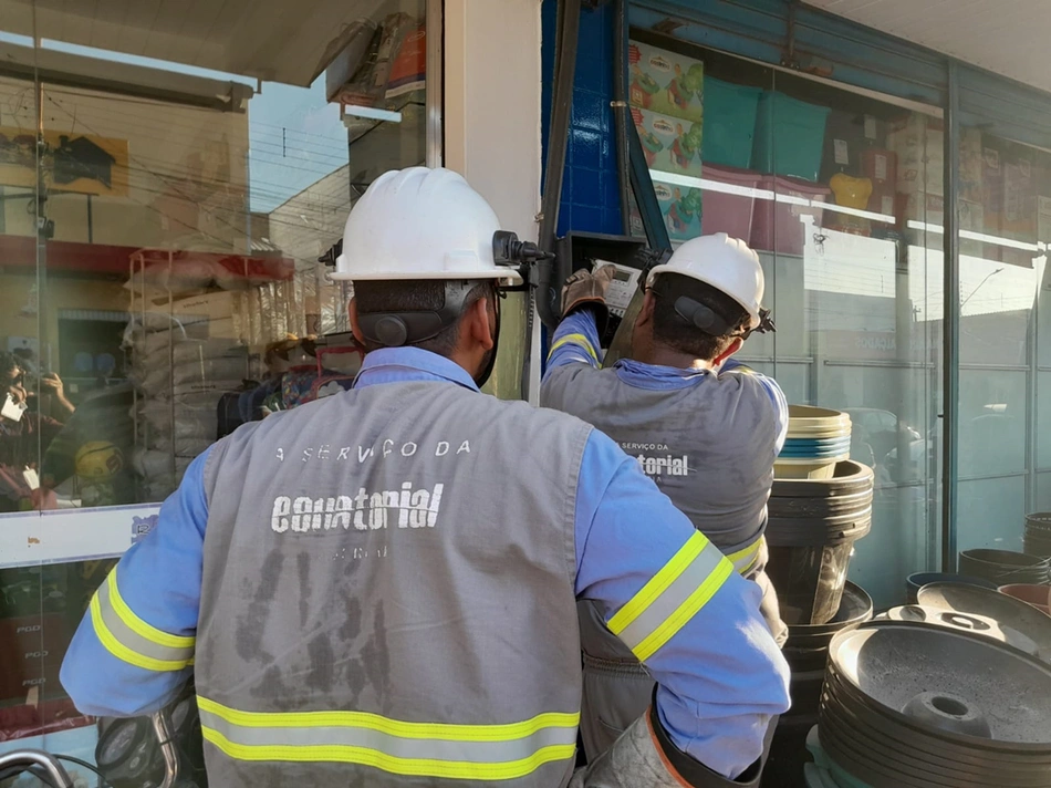 Equipe da equatorial foi acionada para isolar os fios de tensão e poder remendá-los