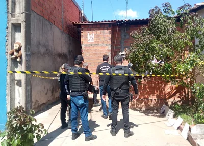 Equipes do DHPP no local do crime