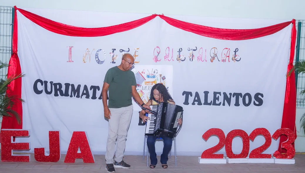 Estudante se apresentando na noite cultural