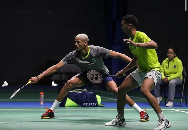 Fabrício Farias e Davi Silva vão a final do badminton