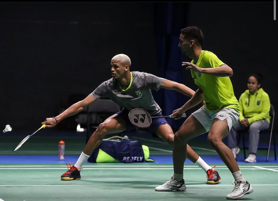Fabrício Farias e Davi Silva vão a final do badminton