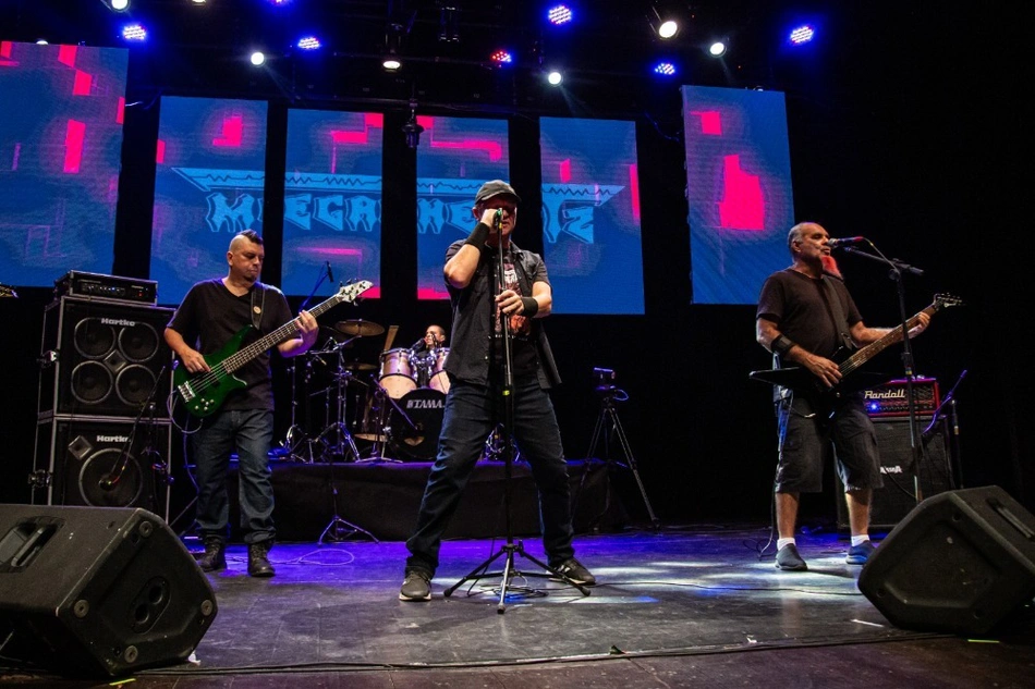 Fechando a noite, Megahertz andou por todos os seus principais sons e encerrou o Festival Por Estas Bandas - Ano III - Velho Monge