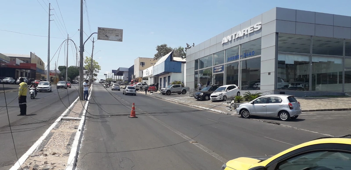Fiações no chão da Avenida Barão de Gurguéia
