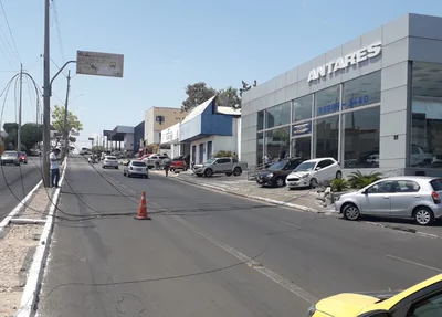 Fiações no chão da Avenida Barão de Gurguéia