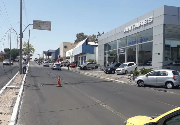 Fiações no chão da Avenida Barão de Gurguéia