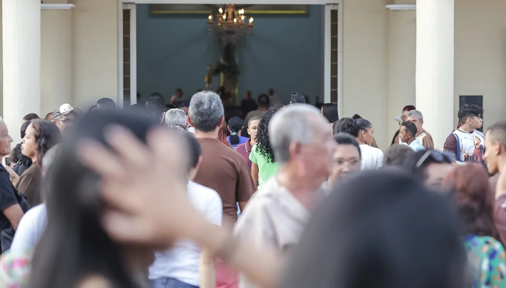 Fiéis na concentração da procissão