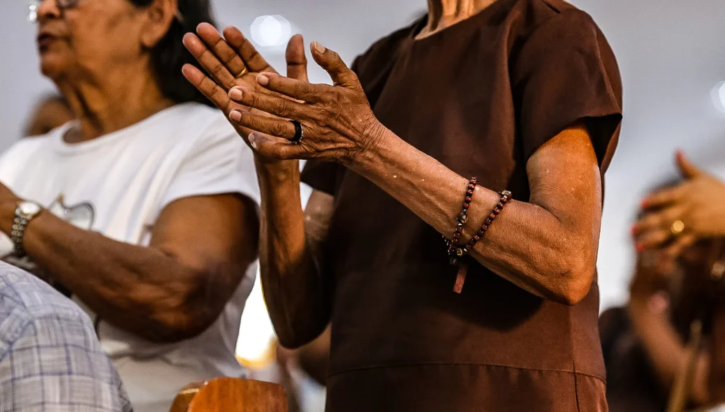 Fiéis na igreja