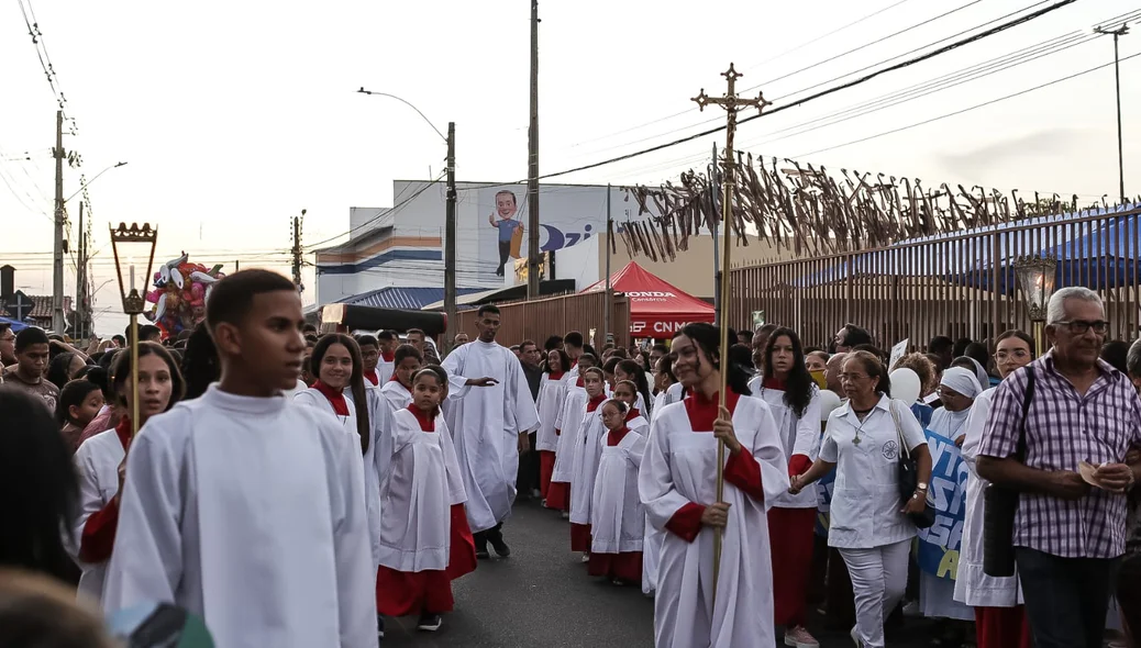 Fiéis percorreram ruas do Dirceu