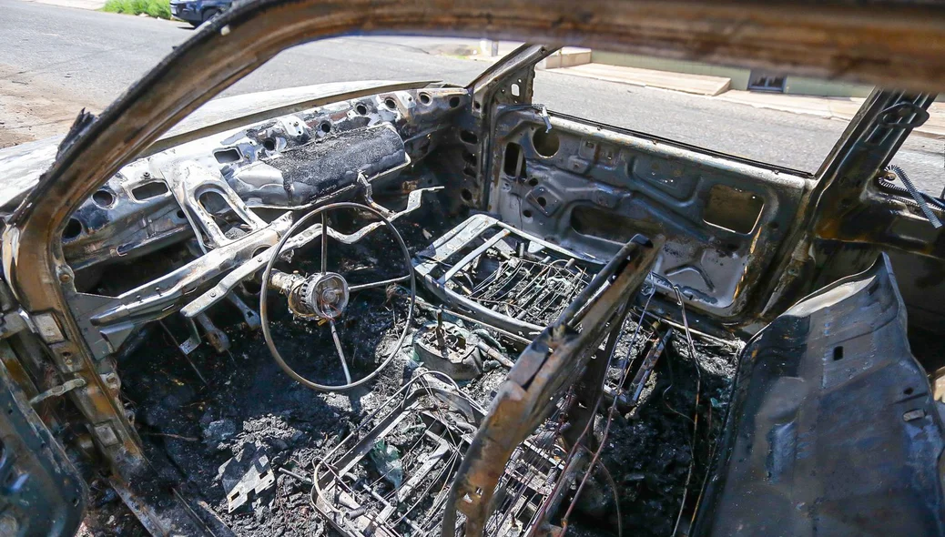 Fogo destruiu todo o veículo rapidamente