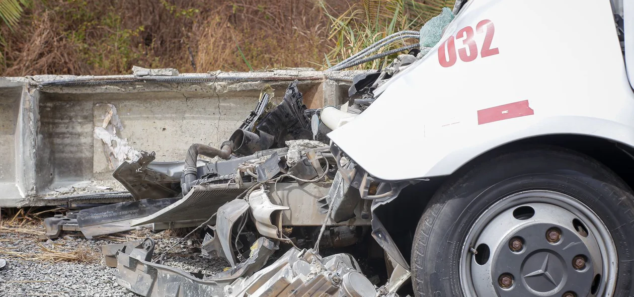 Frente da Van totalmente destruída