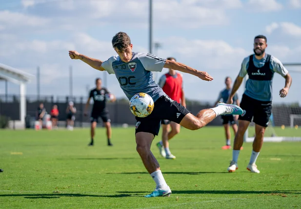 Gabriel Pirana em treino do DC