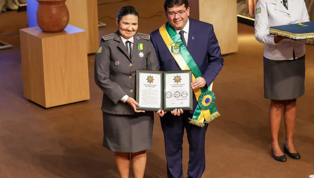 Governador concedendo homenagem