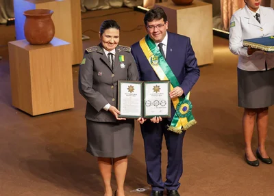 Governador concedendo homenagem