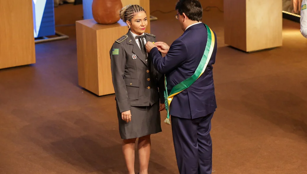 Governador enregando medalha