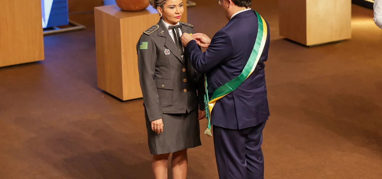 Governador enregando medalha