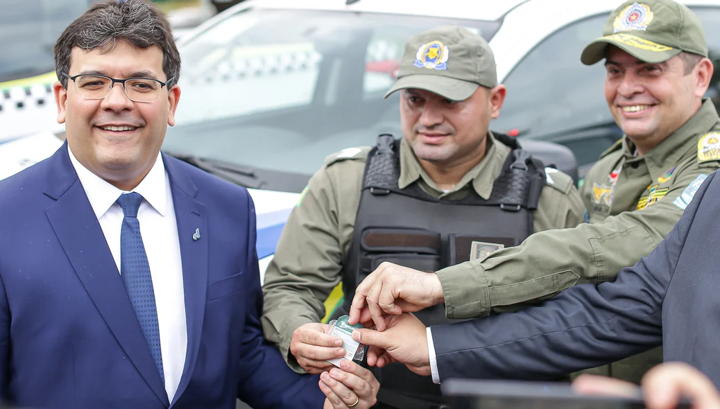 Governador entregando chave da viatura