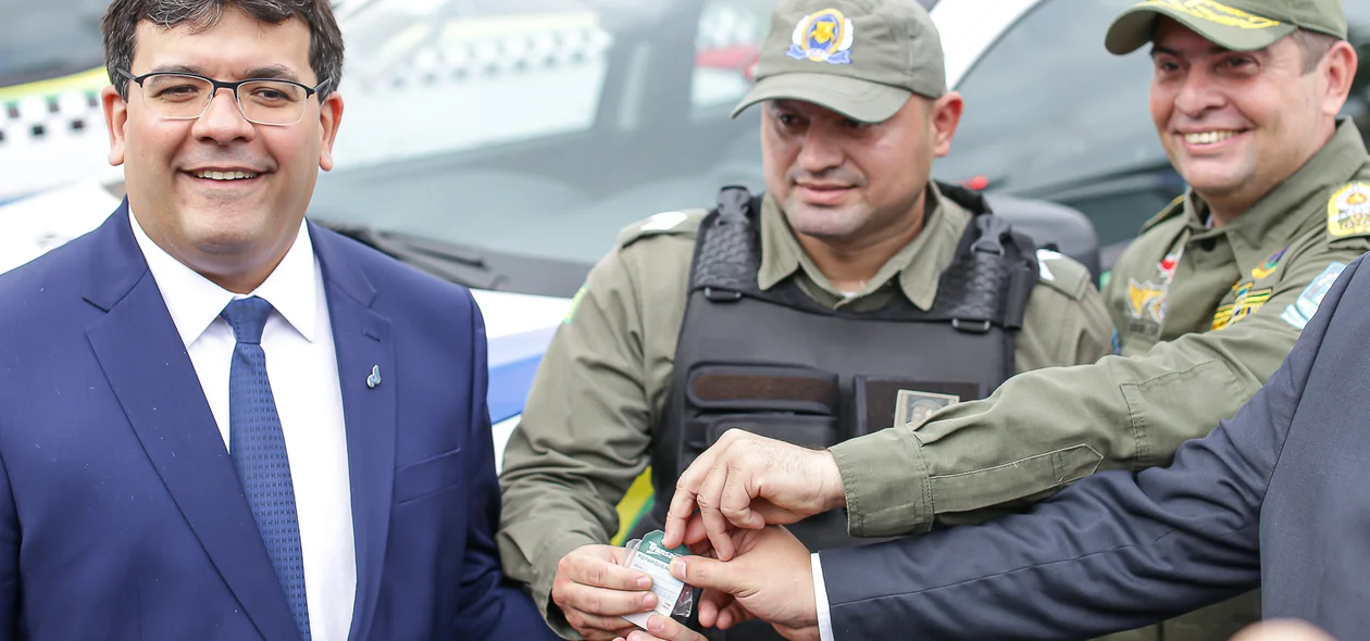 Governador entregando chave da viatura