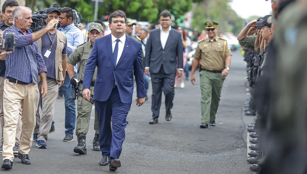 Governador faz revista à tropa da PM durante solenidade