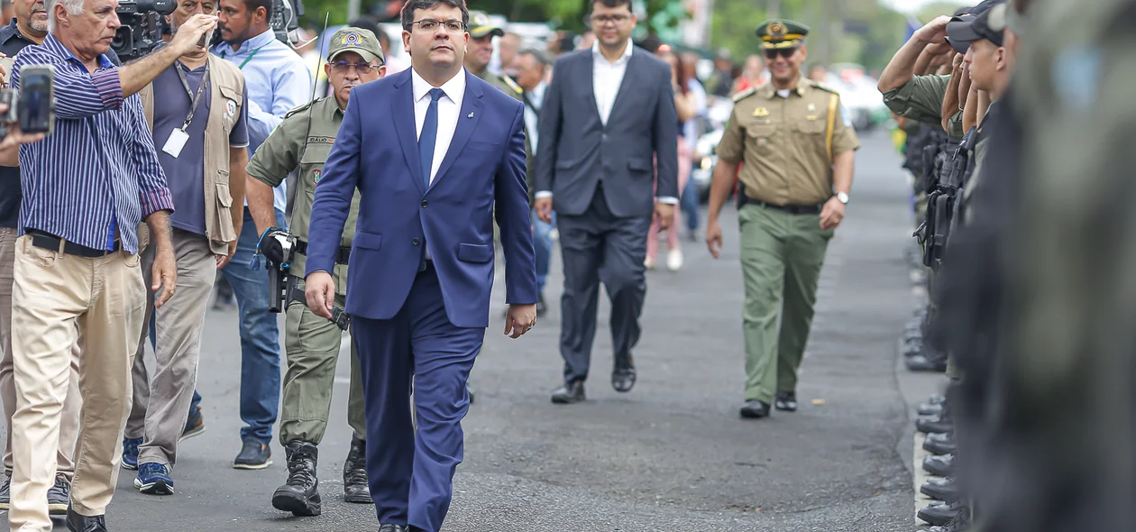 Governador faz revista à tropa da PM durante solenidade