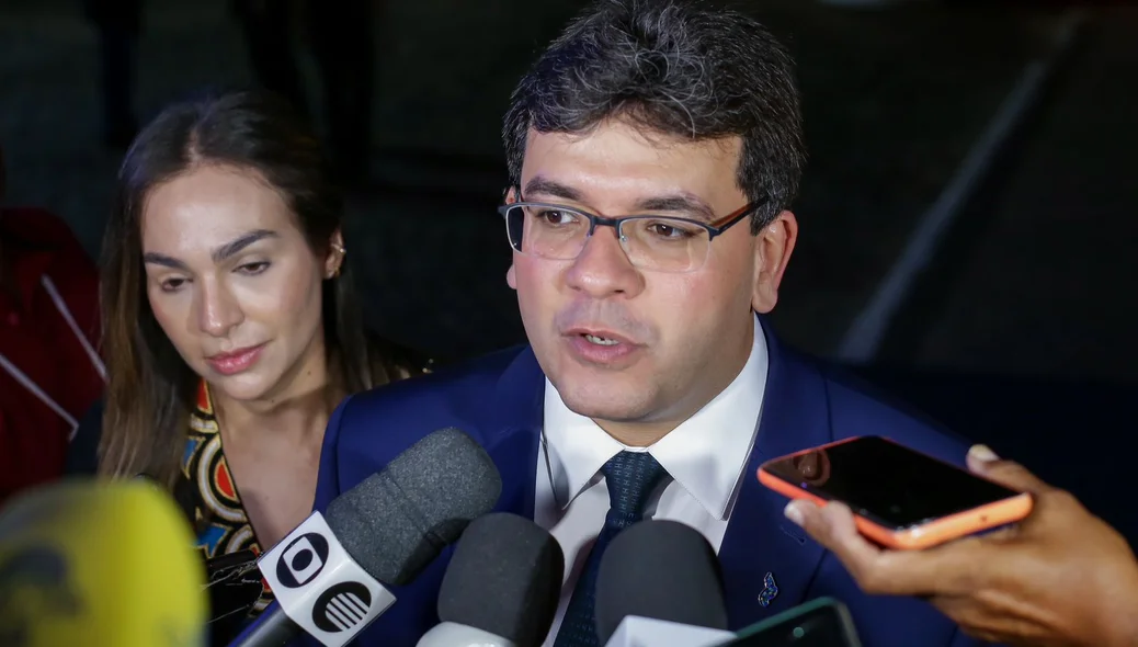 Governador Rafael Fonteles ao lado da primeira-dama, Isabel Fonteles