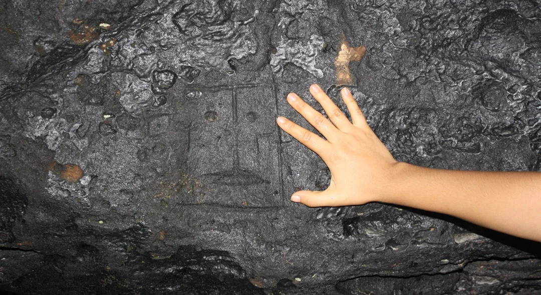 Gravura esculpida em pedra