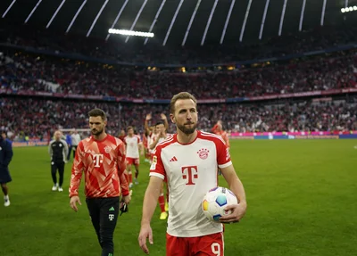 Harry Kane com a bola do jogo após hat-trick