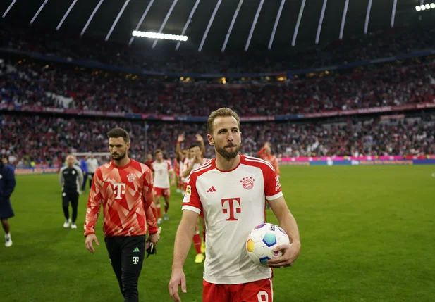 Harry Kane com a bola do jogo após hat-trick