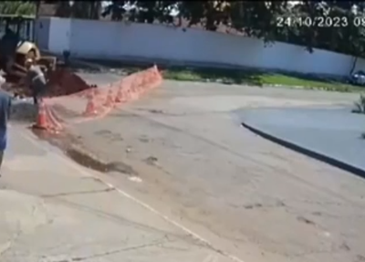 Homem cai em vala após ser atingido por retroescavadeira, em Goiás