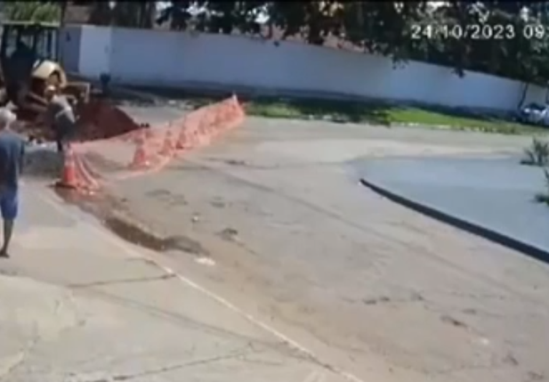 Homem cai em vala após ser atingido por retroescavadeira, em Goiás