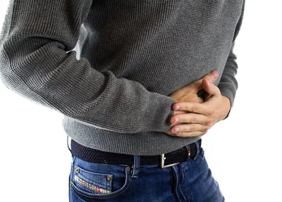 Homem com contrações na barriga