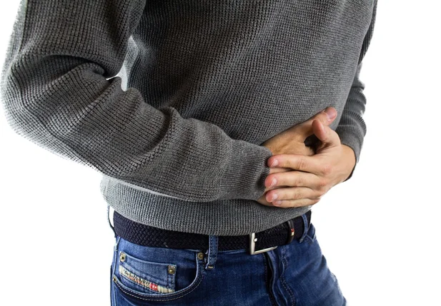 Homem com contrações na barriga