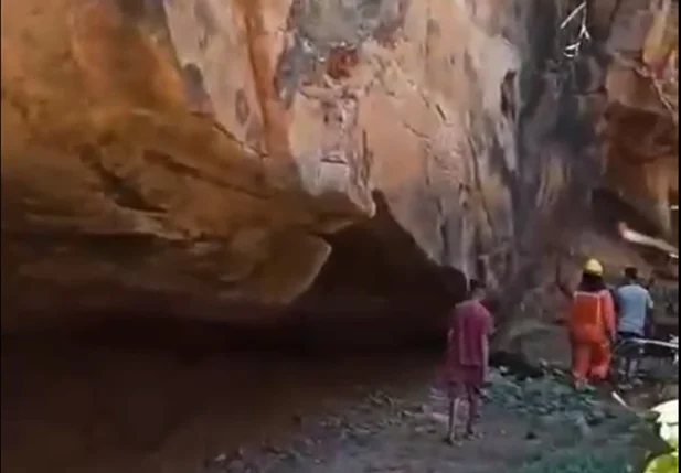 Imagem do resgate de homem que caiu de penhasco em Itainópolis