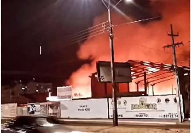 Incêndio de grandes proporções assusta moradores da avenida Zequinha Freire