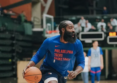 James Harden participou do treinamento dos Sixers na Califórnia