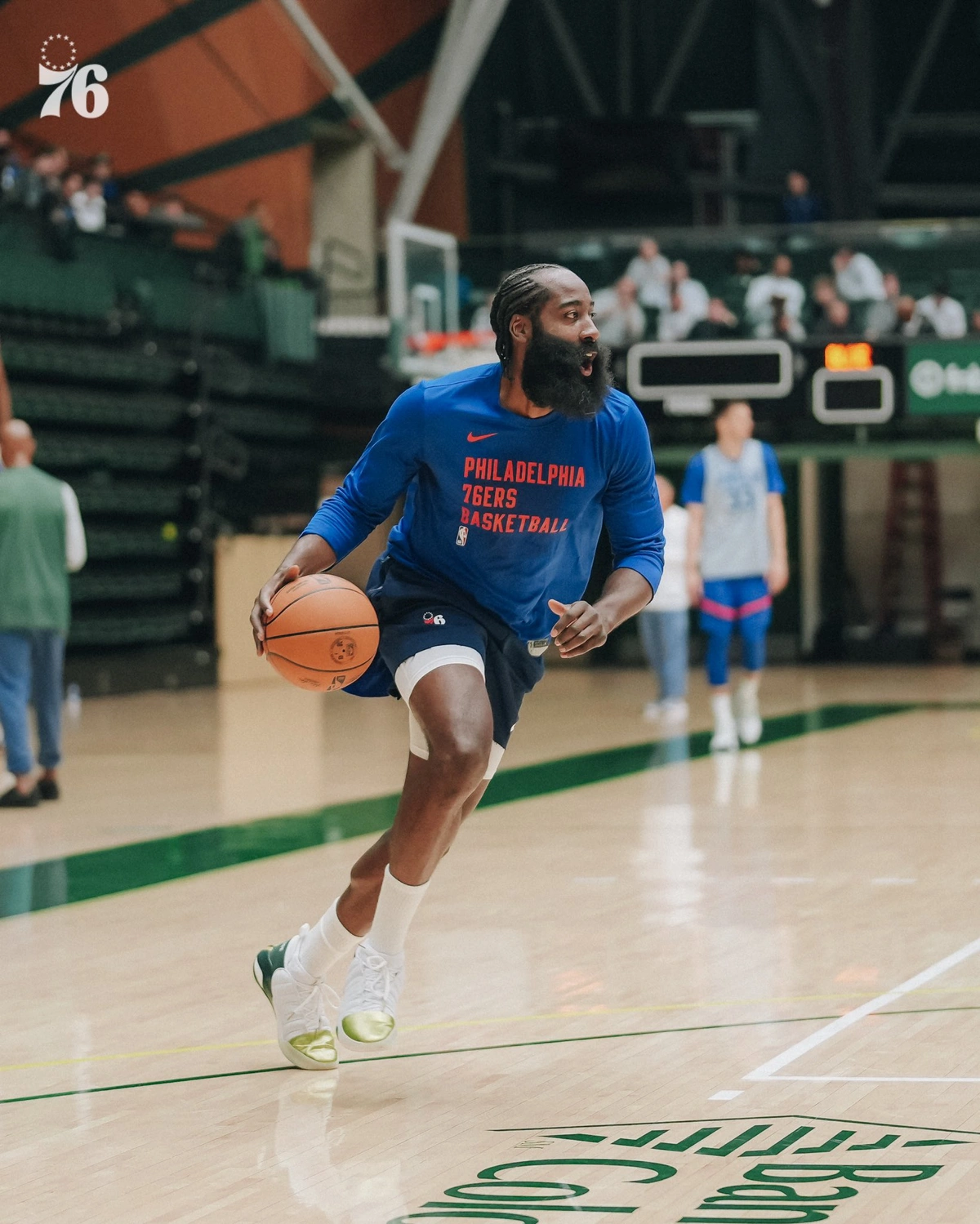 James Harden participou do treinamento dos Sixers na Califórnia