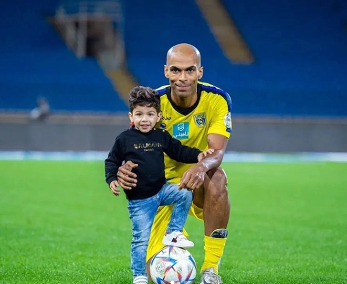 Jogador Naldo Pereira e o filho Davi, de 3 anos